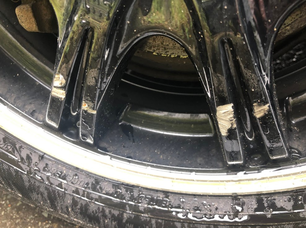 ホイールの傷について 免許を取り 中古の車を購入しました 早速ホイールをぶつけ 教えて車屋さん 中古車情報 中古車検索なら 車 選びドットコム 車選び Com