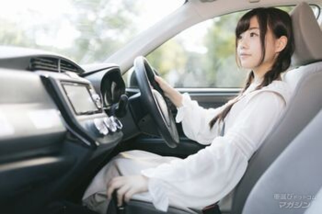 運転する女性