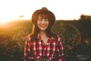 朝陽を浴びる女性