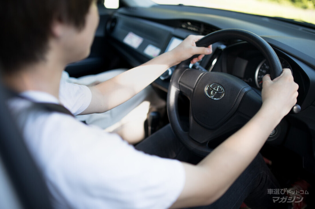 運転している男性