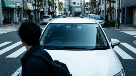 横断歩道と運転手の視点（記事サムネイル）