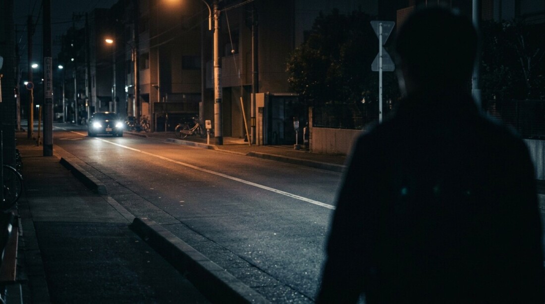 夜道のヘッドライトとグレア